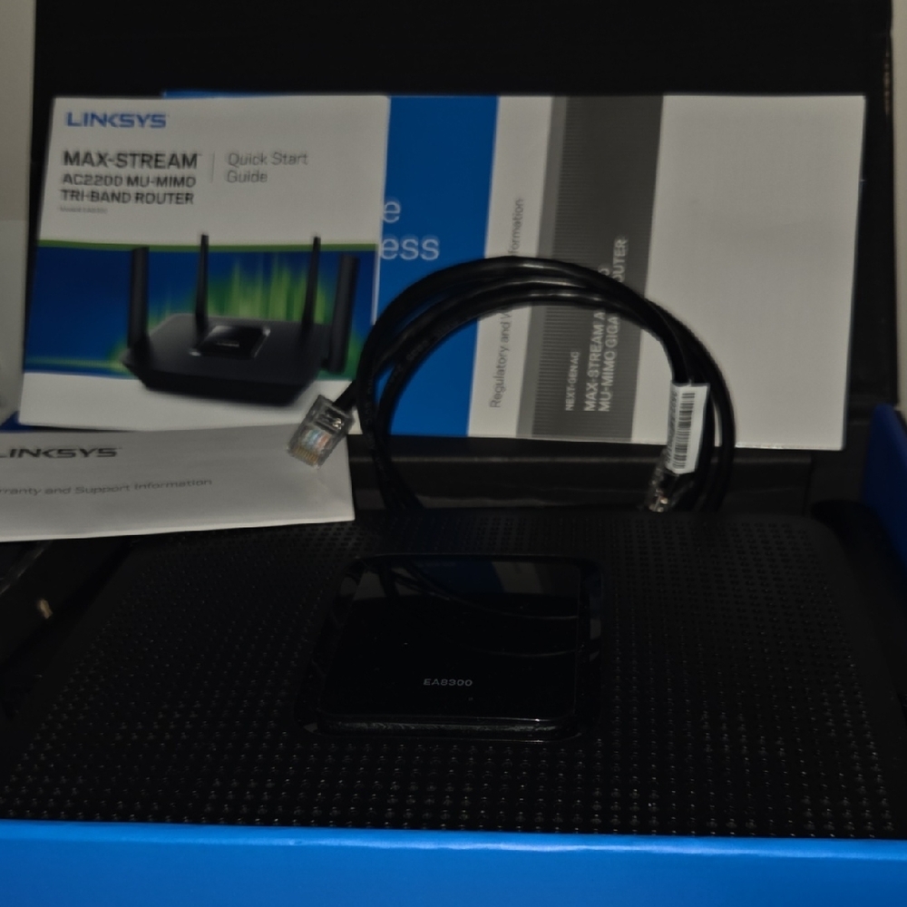 Linksys Tri-Band Router - Black - Picture 3 of 3